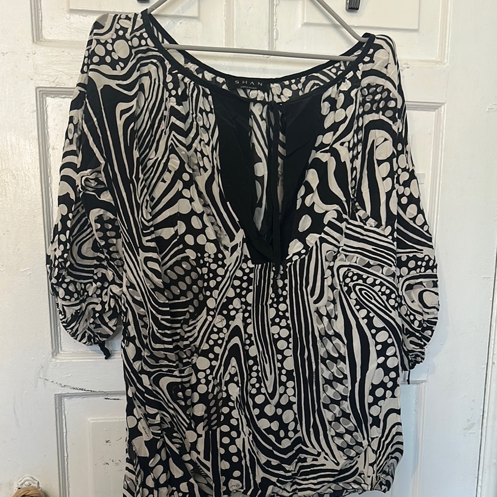 B—SHAN Black and White Graphic 3/4 Sleeve Blouse